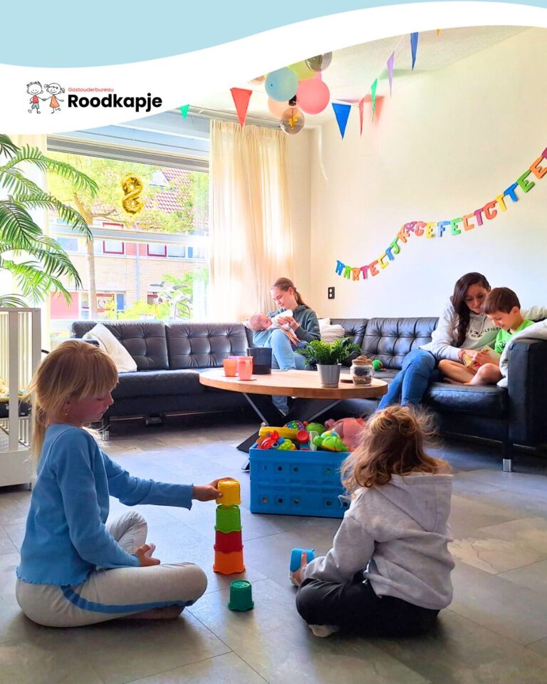 Kinderen spelen met blokken op de vloer in een lichte speelruimte
