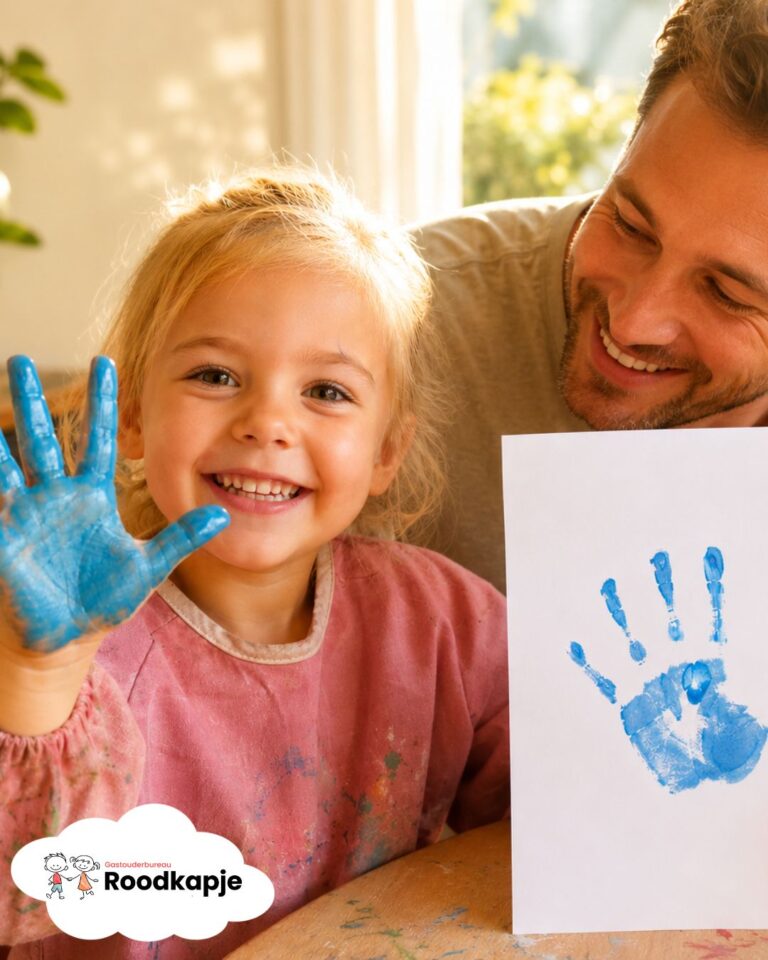 Kind met blauwe verf op de hand naast een geschilderde handafdruk